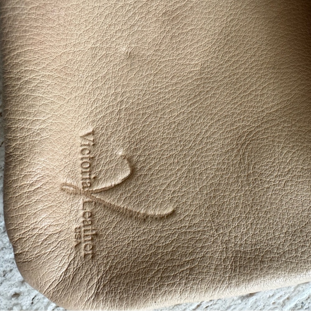 Elegant Tan Leather Crossbody Bag - Picture 2 of 4